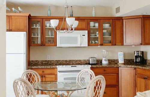 Marco Island Condo | STUNNING VIEWS!.1 Bed and 1 bath, sleeps 4 with Wifi in unit.