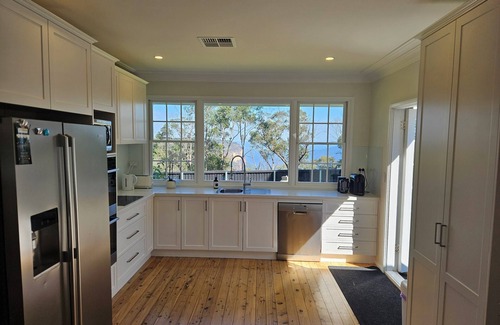 Wentworth Falls House | STUNNING VIEWS, fireplace, spa bath, 5 bedrooms, early check-in & late checkout.