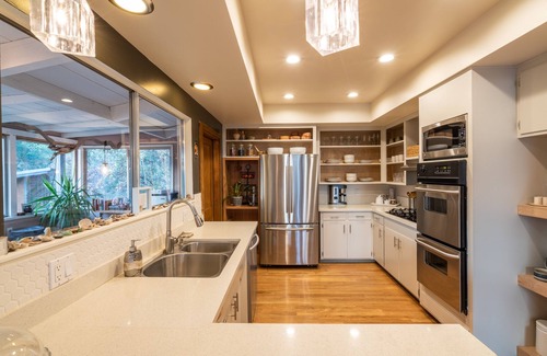 Three Rivers House | STUNNING VIEWS, CRISP IMMACULATE MOUNTAIN TOP HOME WITH HOT TUB