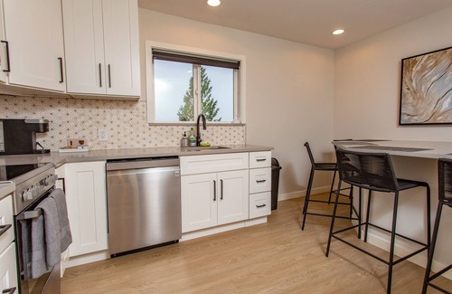 Union Apartment | Stunning Views from this Modern Hood Canal Retreat