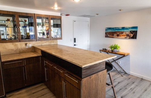 Roosevelt Condo | Stunning views | High rise w/Balcony & Pool