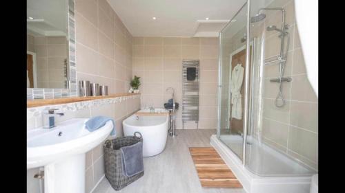 Hoole House | Stunning Views, Hot Tub, 5 minutes to Chester