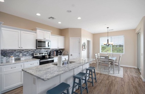 Cottonwood Apartment | Stunning Views + Hot Tub + Location! 2 bed/2 bath