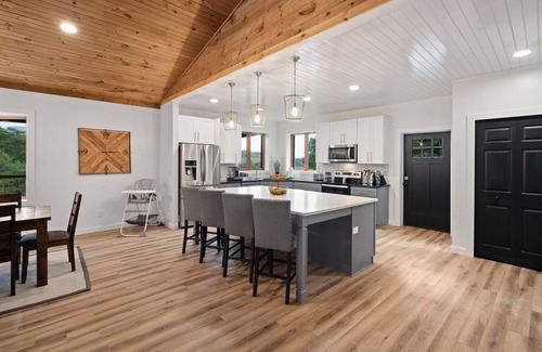 Cherry Log House | Stunning Views! Huge 6BR House; Family-Friendly!