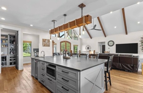 Maynardville Other | Stunning VIEWS Luxury Mountain Lake Home w Chef's Kitchen, Spa, Kayaks, & Sunset