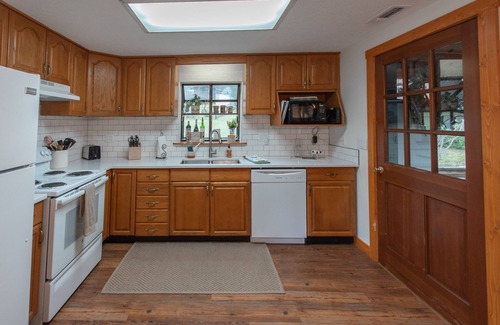 Franklin Cottage | Stunning Views w/Firepit, 2/1 Cottage, Creek, Starlink, ADA + Pet Friendly