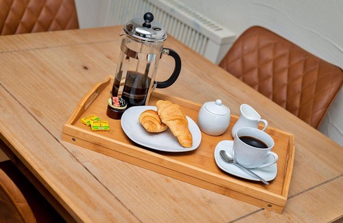Thirsk House | Stunning villa for 4 people with pool, WIFI, hot tub, terrace, pets allowed and parking