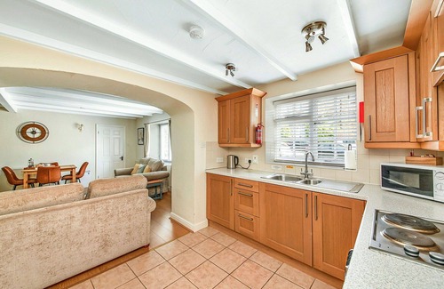 Thirsk House | Stunning villa for 4 people with pool, WIFI, hot tub, terrace, pets allowed and parking