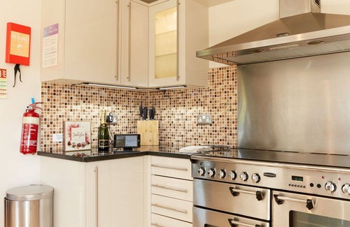 Dalbury Lees House | Stunning villa for 10 people with WIFI, hot tub, TV and terrace