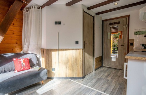 Les Bossons House | Stunning villa for 2 guests with WIFI, TV, balcony, pets allowed and parking