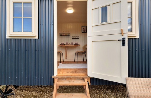 Brackley House | Stunning villa for 2 guests with WIFI and pets allowed