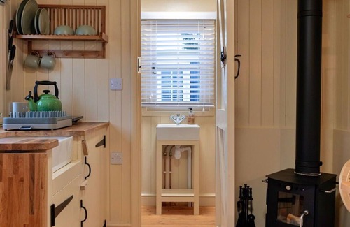 Brackley House | Stunning villa for 2 guests with WIFI and pets allowed