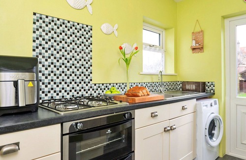 Kinmel Bay House | Stunning villa for 4 guests with WIFI and pets allowed
