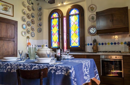 Petrognano House | Stunning villa for 6 guests with WIFI, A/C, TV and parking, close to Lucca