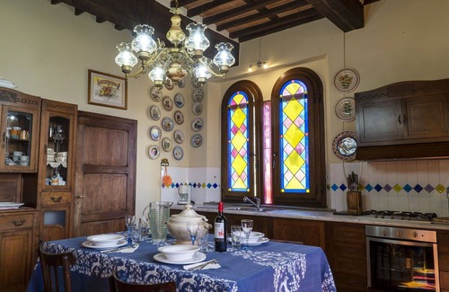 Petrognano House | Stunning villa for 6 guests with WIFI, A/C, TV and parking, close to Lucca