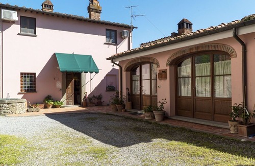 Petrognano House | Stunning villa for 6 guests with WIFI, A/C, TV and parking, close to Lucca
