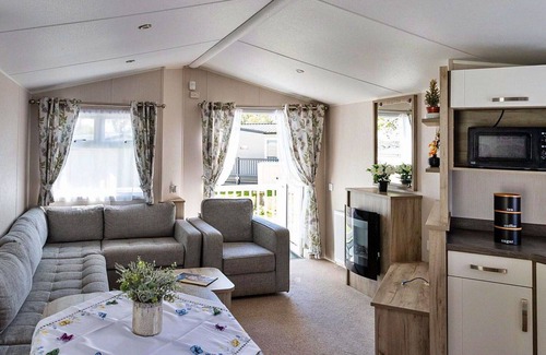 Cowes House | Stunning villa for 6 people with WIFI, pool, TV and terrace