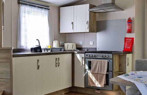 Cowes House | Stunning villa for 6 people with WIFI, pool, TV and terrace