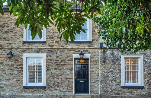Gweek House | Stunning villa for 7 guests with WIFI, hot tub and parking