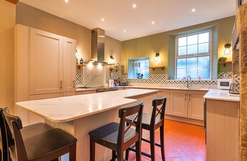 Tideswell House | Stunning villa for 8 guests with WIFI, TV and pets allowed