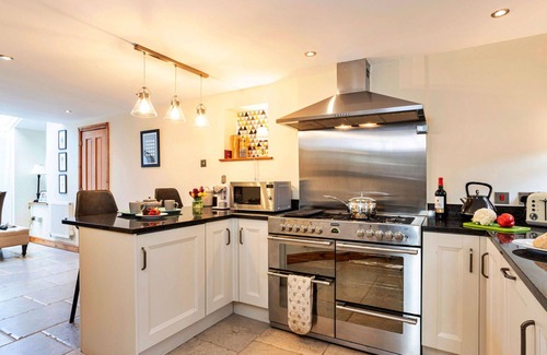 Casterton House | Stunning villa for 8 guests with WIFI and TV