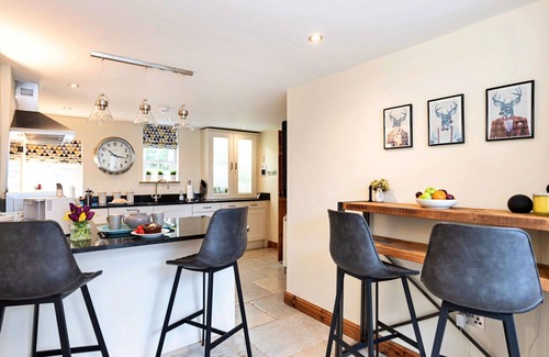 Casterton House | Stunning villa for 8 guests with WIFI and TV