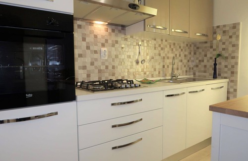 Paradiz House | Stunning villa for 8 people with WIFI, A/C, private pool, TV, terrace and parking