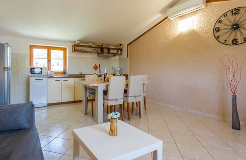 Vinez House | Stunning villa for 9 guests with WIFI, A/C, private pool, TV, terrace and parking