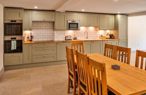 Little Rissington House | Stunning villa for 8 guests with WIFI, hot tub and pets allowed