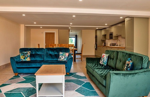 Little Rissington House | Stunning villa for 8 guests with WIFI, hot tub and pets allowed