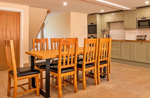 Little Rissington House | Stunning villa for 8 guests with WIFI, hot tub and pets allowed