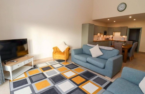 Little Rissington House | Stunning villa for 6 people with hot tub, WIFI and pets allowed