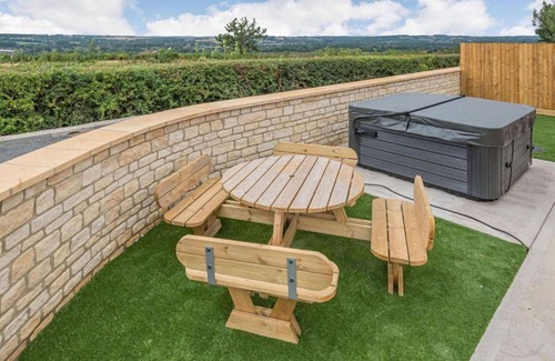 Little Rissington House | Stunning villa for 6 people with hot tub, WIFI and pets allowed