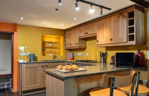 Ffestiniog House | Stunning villa for 4 guests with WIFI and pets allowed