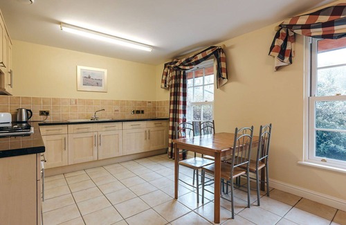 Eaton Mascott House | Stunning villa for 4 people with WIFI, TV and pets allowed