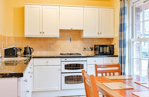 Eaton Mascott House | Stunning villa for 4 guests with WIFI, TV and pets allowed