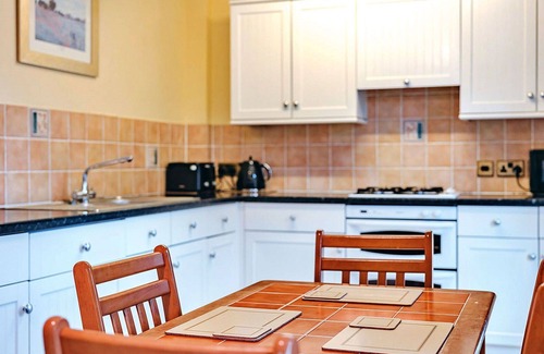 Eaton Mascott House | Stunning villa for 4 guests with WIFI, TV and pets allowed