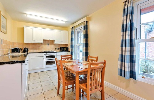 Eaton Mascott House | Stunning villa for 4 guests with WIFI, TV and pets allowed