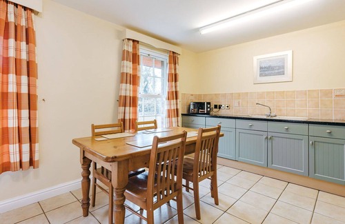 Eaton Mascott House | Stunning villa for 4 people with WIFI, TV and pets allowed