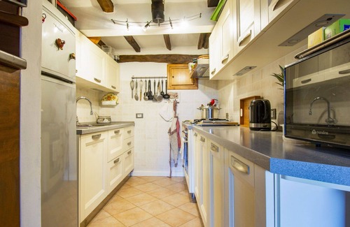 Casoli House | Stunning villa for 6 guests with WIFI, private pool, TV, terrace, pets allowed and parking