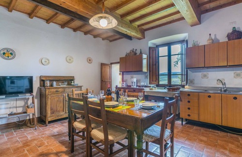 Radda in Chianti Villa | Stunning villa for 6 guests with WIFI, TV, terrace, pets allowed, panoramic view and parking