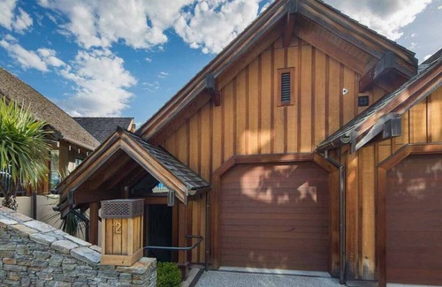 Queenstown City Centre Villa | Stunning Villa with views down Queenstown Bay