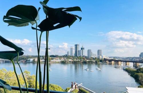 Meadowbank Apartment | Stunning waterfront 3 bedroom condo with Pool, BBQ