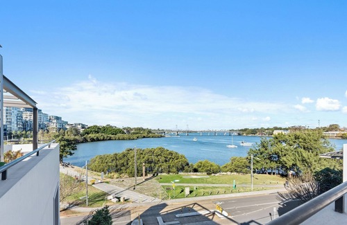 Meadowbank Apartment | Stunning waterfront oasis with beautifull rooftop terrace/Olypmic Park/Ferry