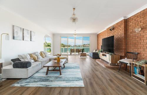 Abbotsford House | Stunning waterfront townhouse with shared swimpool, harbour view and free P