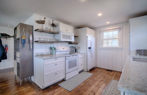 South Wellfleet House | Stunning Waterfront Views, Beach steps away!