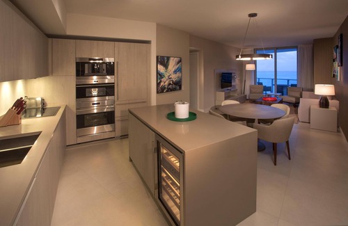 Hollywood South Central Beach Resort | Stunning well maintained 1-Bed suite, Ocean Views & Walk to Diplomat Resort