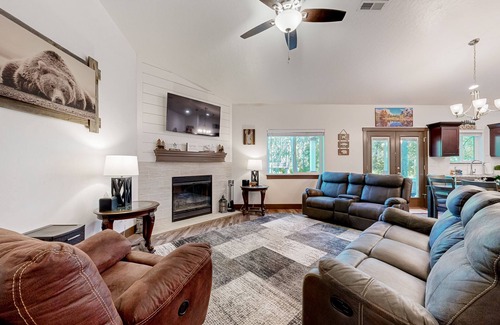 Fir Grove Estates House | Stunning wilderness retreat with firepit, hammock, AC, & W/D