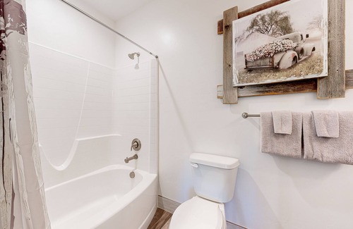 Fir Grove Estates House | Stunning wilderness retreat with firepit, hammock, AC, & W/D