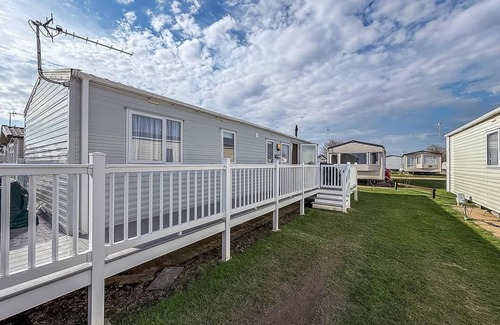 Hopton House | Stunning10 berth caravan with decking at Broadland Sands in Suffolk ref 20082BS